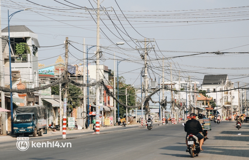 Hàng trăm cột điện bị bỏ quên giữa đường ở Sài Gòn, người dân nín thở luồn lách - Ảnh 16.