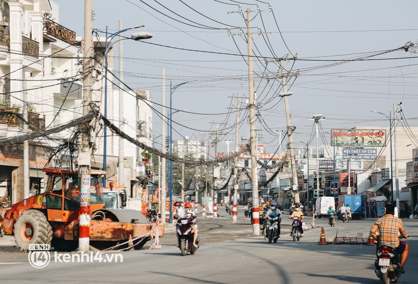 Hàng trăm cột điện bị bỏ quên giữa đường ở Sài Gòn, người dân nín thở luồn lách - Ảnh 11.