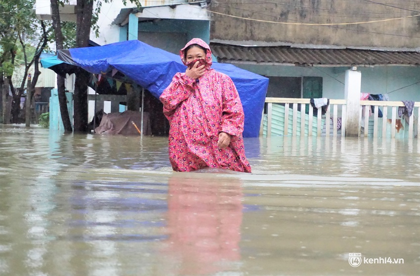 Nhiều nơi ở TP Tam Kỳ lại ngập sâu trong nước: 2 tháng mà phải chạy lũ 4 lần - Ảnh 9.