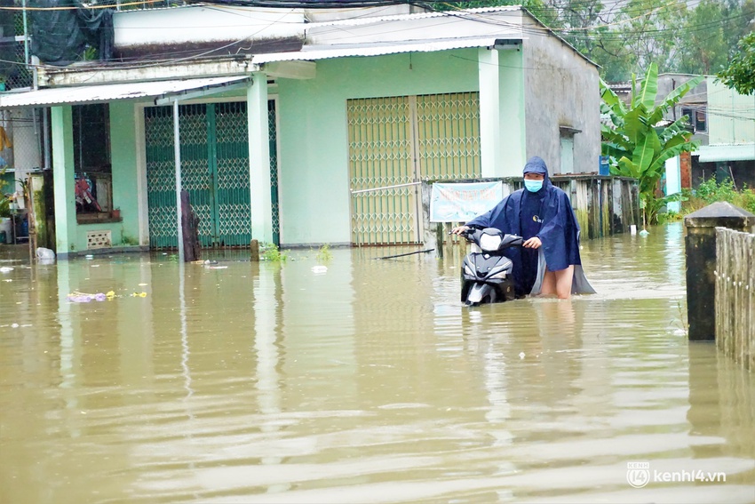 Nhiều nơi ở TP Tam Kỳ lại ngập sâu trong nước: 2 tháng mà phải chạy lũ 4 lần - Ảnh 2.