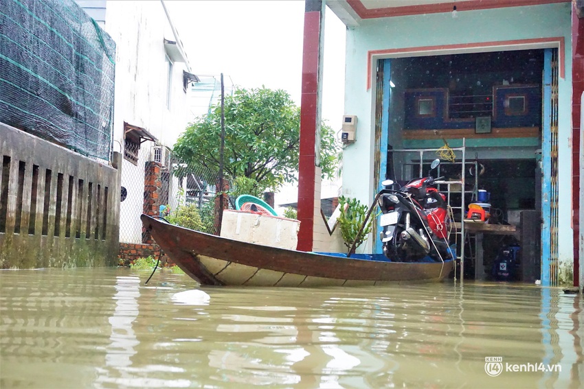 Nhiều nơi ở TP Tam Kỳ lại ngập sâu trong nước: 2 tháng mà phải chạy lũ 4 lần - Ảnh 6.