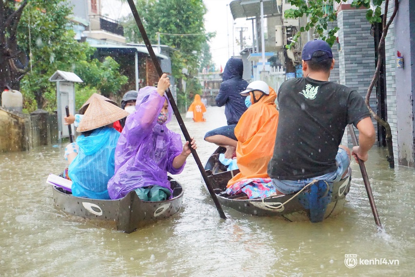 Nhiều nơi ở TP Tam Kỳ lại ngập sâu trong nước: 2 tháng mà phải chạy lũ 4 lần - Ảnh 1.