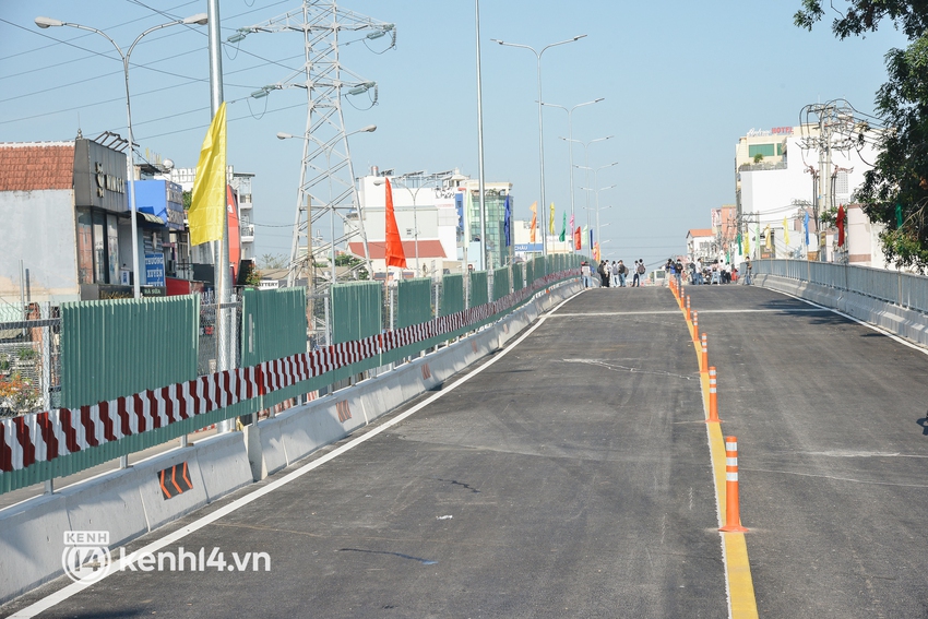 Công trình giao thông đầu tiên trị giá 500 tỉ đồng chính thức thông xe sau giãn cách xã hội ở Sài Gòn - Ảnh 2.