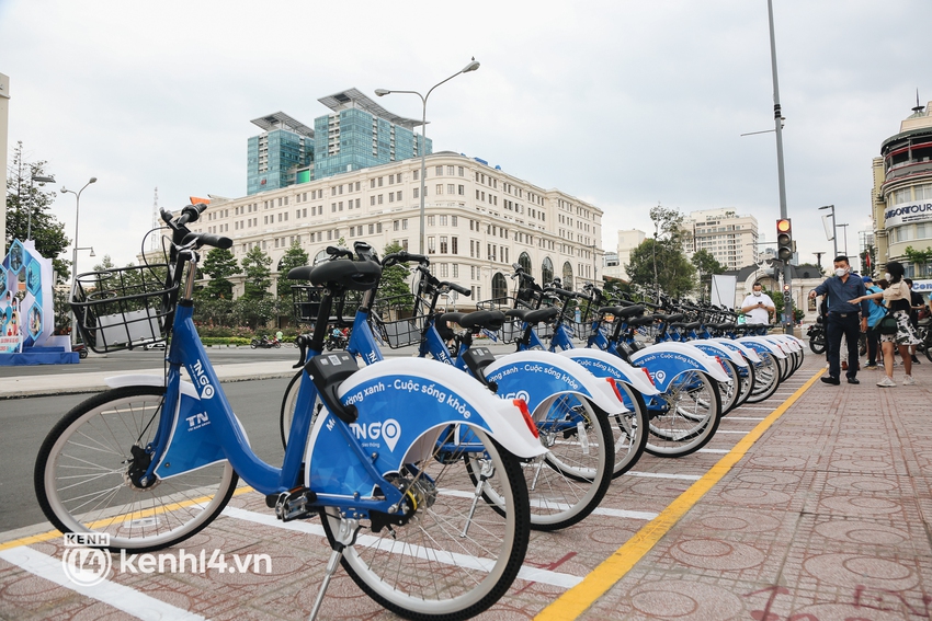 Chùm ảnh: Nhiều bạn trẻ hào hứng trải nghiệm xe đạp công cộng lần đầu tiên ở Sài Gòn - Ảnh 2.