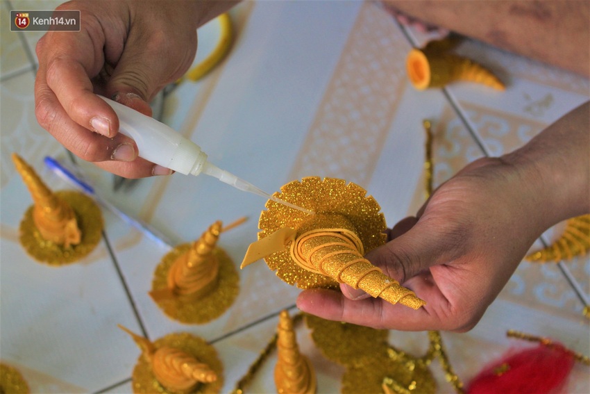 Nhóm bạn trẻ làm trâu vàng từ quả dừa để gây quỹ giúp người nghèo ăn Tết - Ảnh 7.