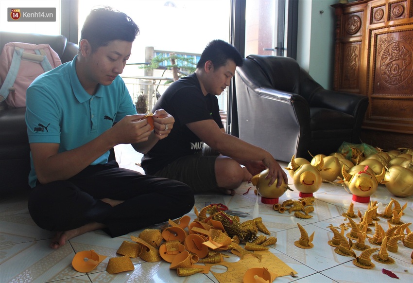 Nhóm bạn trẻ làm trâu vàng từ quả dừa để gây quỹ giúp người nghèo ăn Tết - Ảnh 1.