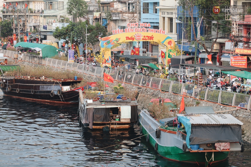 Thuyền hoa đã cập bến Bình Đông nhưng sức mua thấp, nhiều nhà vườn lo lắng - Ảnh 2.