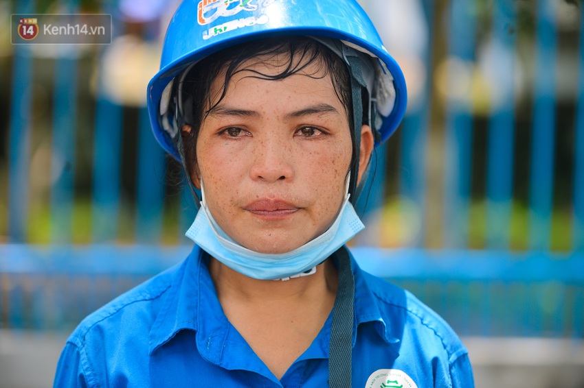 Toàn cảnh công ty thu gom rác ở Hà Nội nợ lương hàng trăm công nhân: Trụ sở vắng bóng người, thiết bị hỏng ngổn ngang ngoài sân - Ảnh 2.