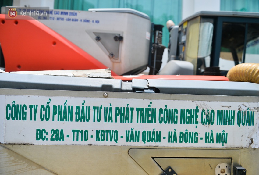 Toàn cảnh công ty thu gom rác ở Hà Nội nợ lương hàng trăm công nhân: Trụ sở vắng bóng người, thiết bị hỏng ngổn ngang ngoài sân - Ảnh 8.