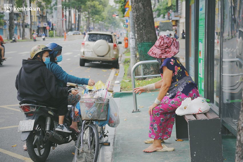 Chuyện ấm l&ograve;ng khi S&agrave;i G&ograve;n gi&atilde;n c&aacute;ch: Hội chị em miệt m&agrave;i nấu h&agrave;ng trăm phần cơm, đi khắp nơi để tặng cho người kh&oacute; khăn - Ảnh 5.