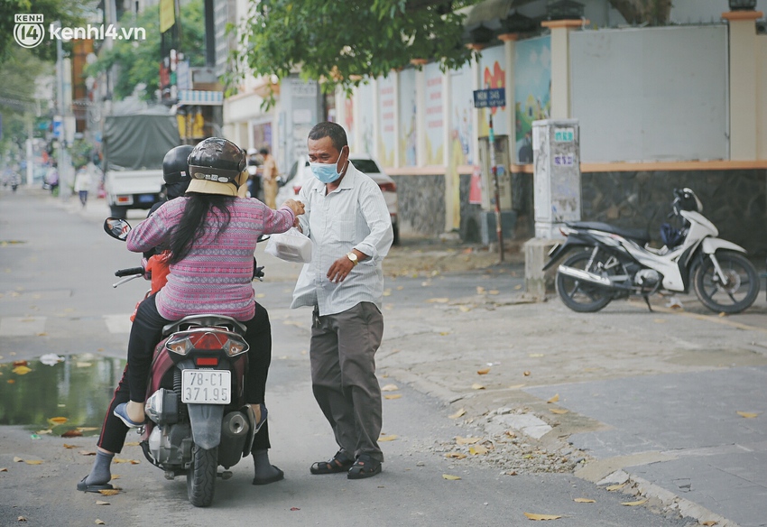 Chuyện ấm lòng khi Sài Gòn giãn cách: Hội chị em miệt mài nấu hàng trăm phần cơm, đi khắp nơi để tặng cho người khó khăn - Ảnh 17.