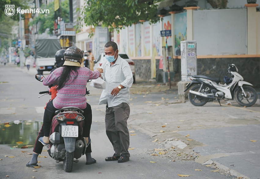 Chuyện ấm l&ograve;ng khi S&agrave;i G&ograve;n gi&atilde;n c&aacute;ch: Hội chị em miệt m&agrave;i nấu h&agrave;ng trăm phần cơm, đi khắp nơi để tặng cho người kh&oacute; khăn - Ảnh 17.