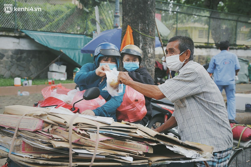 Chuyện ấm lòng khi Sài Gòn giãn cách: Hội chị em miệt mài nấu hàng trăm phần cơm, đi khắp nơi để tặng cho người khó khăn - Ảnh 15.