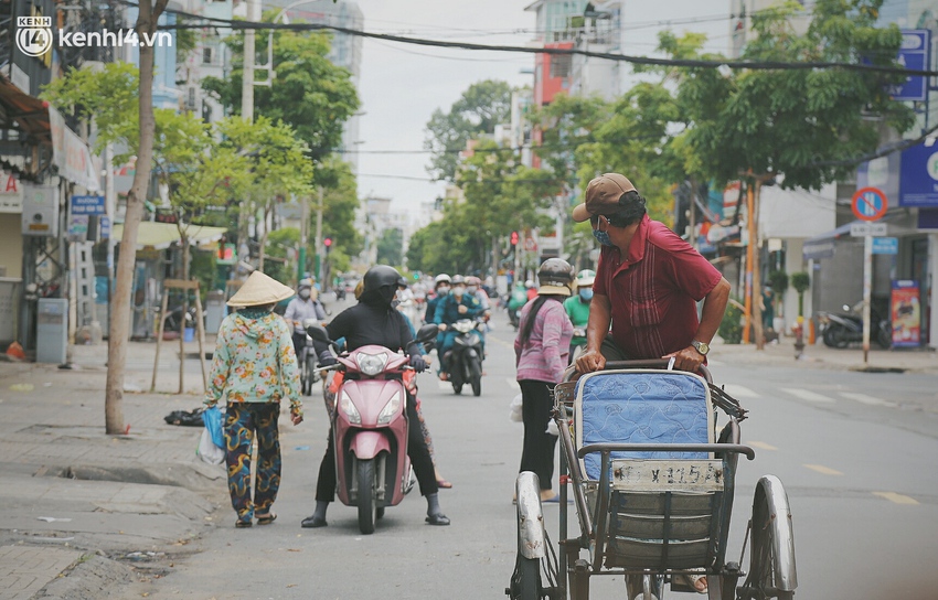 Chuyện ấm l&ograve;ng khi S&agrave;i G&ograve;n gi&atilde;n c&aacute;ch: Hội chị em miệt m&agrave;i nấu h&agrave;ng trăm phần cơm, đi khắp nơi để tặng cho người kh&oacute; khăn - Ảnh 11.