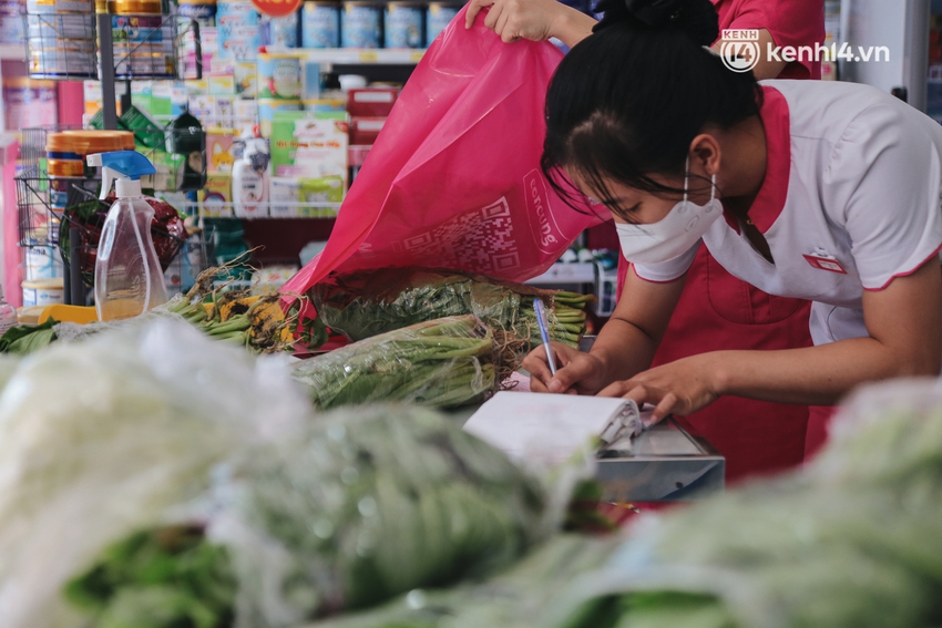 TP.HCM: Cửa hàng Con Cưng bắt đầu bán rau củ, người dân thấy giá bình dân nên mua luôn - Ảnh 8.