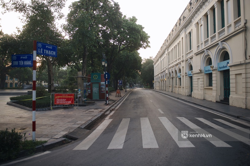 Hà Nội ngày đầu thực hiện giãn cách xã hội theo Chỉ thị 16: Đường phố vắng lặng, hàng quán đóng kín cửa im lìm - Ảnh 9.