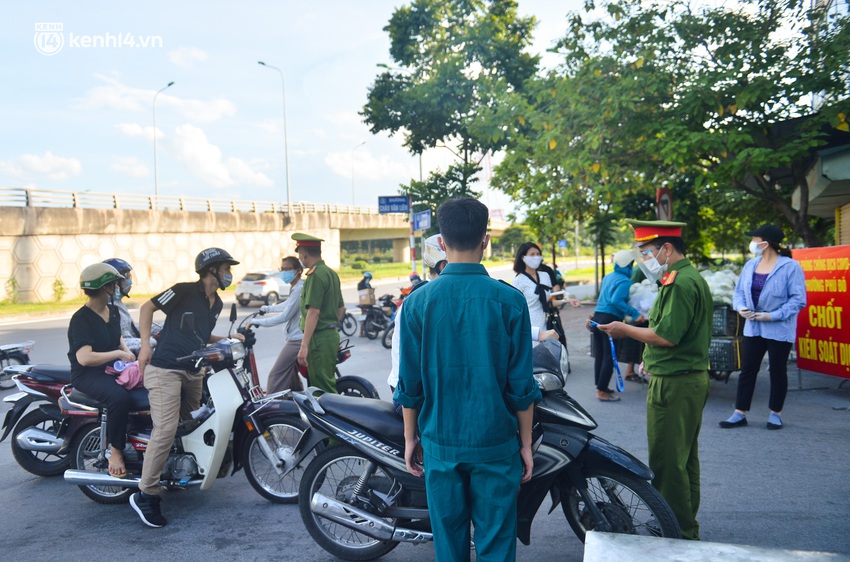 Ảnh: Lập chốt tại các làng ở quận Nam Từ Liêm, người dân ra ngoài không cần thiết sẽ bị xử phạt - Ảnh 12.