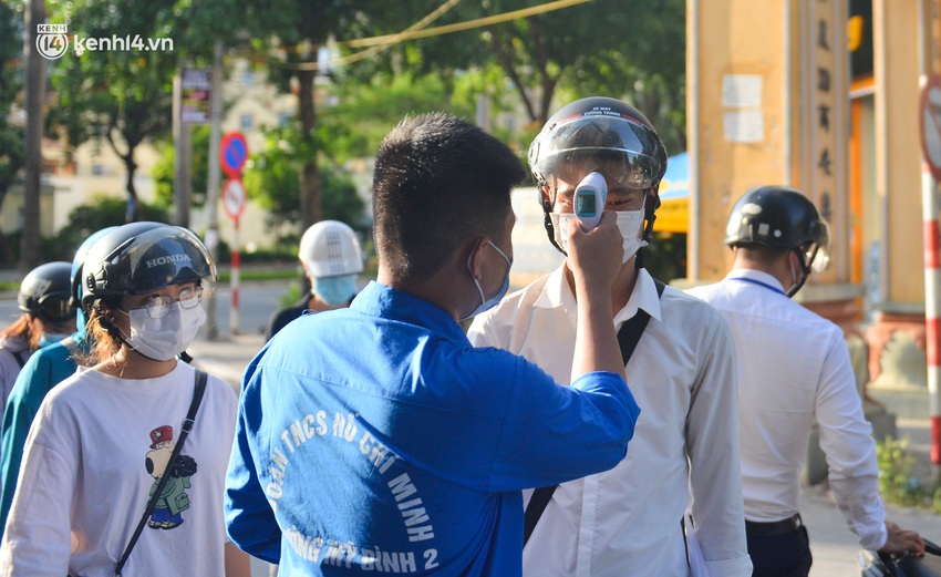Ảnh: Lập chốt tại các làng ở quận Nam Từ Liêm, người dân ra ngoài không cần thiết sẽ bị xử phạt - Ảnh 4.