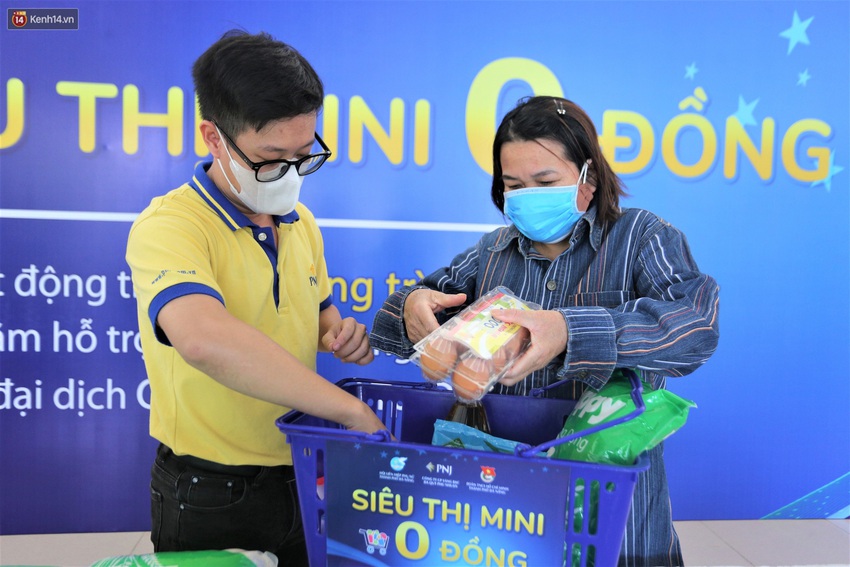 Ấm lòng Siêu thị 0 đồng lan tỏa tình người giữa mùa dịch tại Đà Nẵng - Ảnh 13.