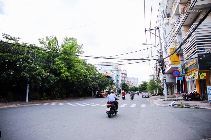 Ảnh: S&agrave;i G&ograve;n vắng vẻ, thưa thớt xe cộ qua lại trong ng&agrave;y đầu thực hiện gi&atilde;n c&aacute;ch x&atilde; hội theo Chỉ thị 16 - Ảnh 7.