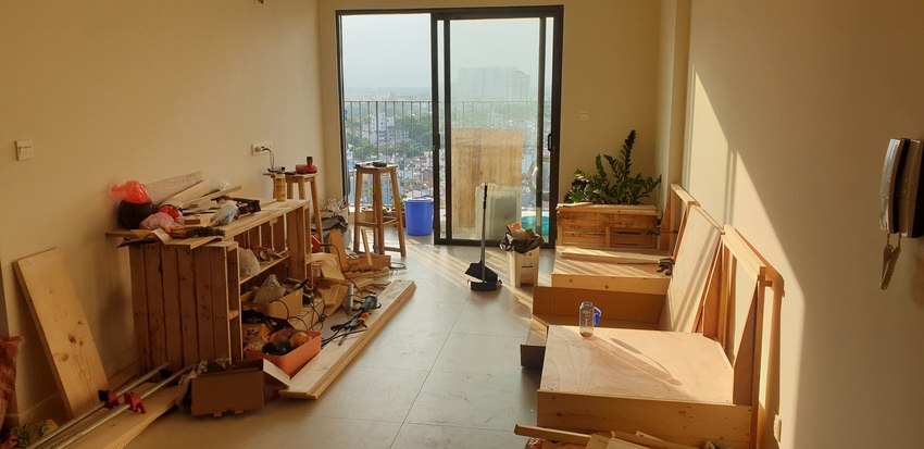 Cặp vợ Việt chồng Tây tự đóng nội thất cho căn hộ 76m2 với chi phí rẻ giật mình, nể nhất là quá trình đóng sofa  - Ảnh 1.