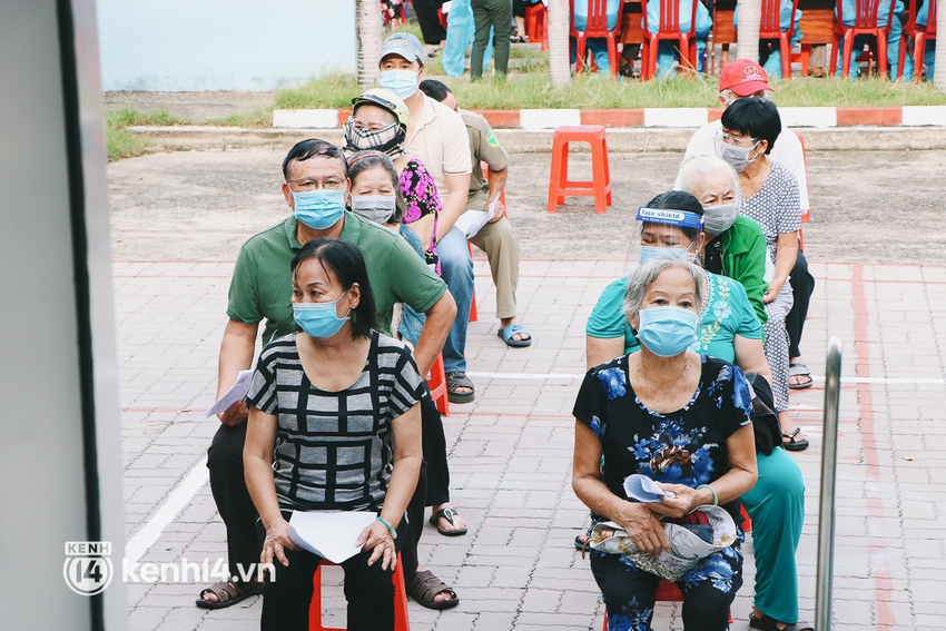 Cận cảnh xe tiêm chủng lưu động “bung 2 cánh” để che mưa nắng cho bà con Sài Gòn tiêm vaccine Covid-19 - Ảnh 8.
