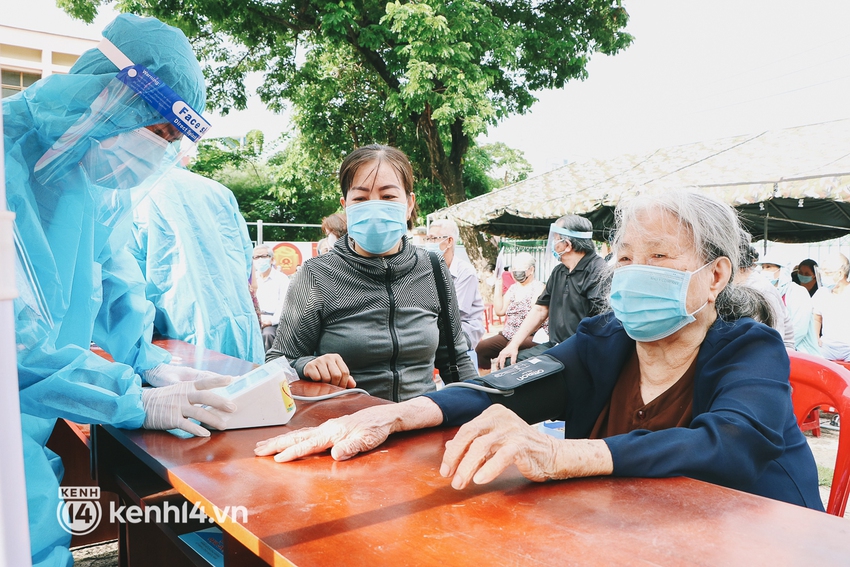 Cận cảnh xe tiêm chủng lưu động “bung 2 cánh” để che mưa nắng cho bà con Sài Gòn tiêm vaccine Covid-19 - Ảnh 10.