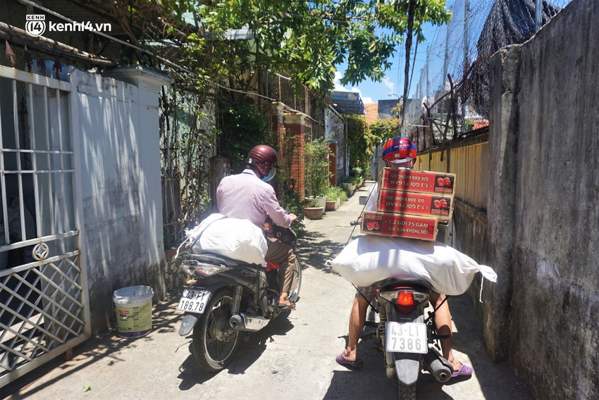 Ảnh: Đội nắng chở lương thực tiếp tế tận nhà cho người dân khó khăn ở Đà Nẵng - Ảnh 2.