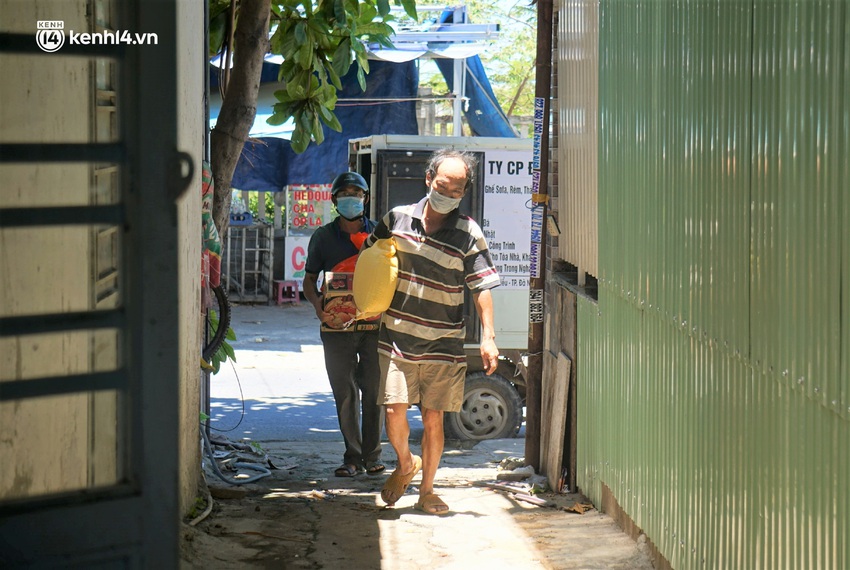 Ảnh: Đội nắng chở lương thực tiếp tế tận nh&agrave; cho người d&acirc;n kh&oacute; khăn ở Đ&agrave; Nẵng - Ảnh 5.