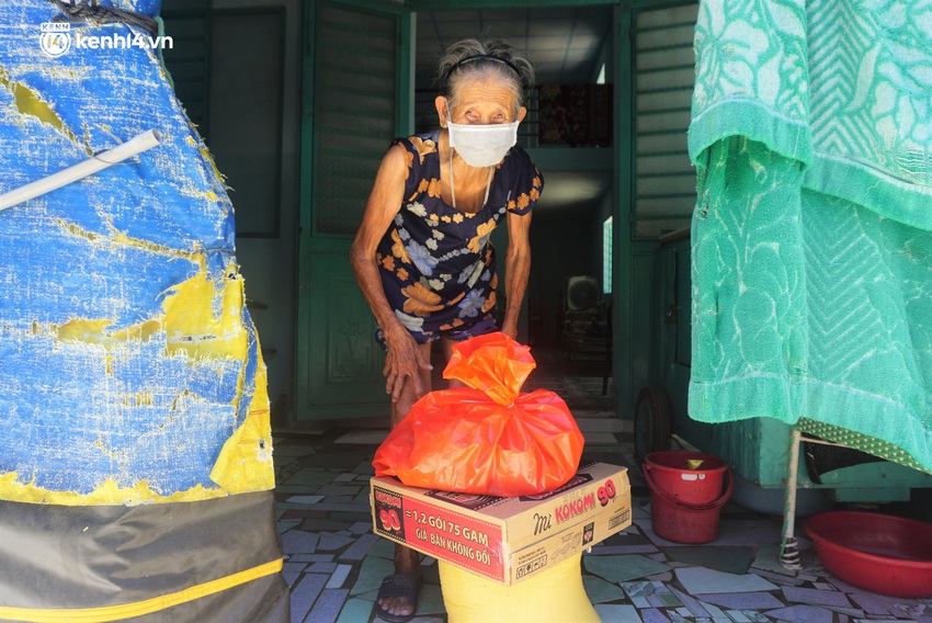 Ảnh: Đội nắng chở lương thực tiếp tế tận nhà cho người dân khó khăn ở Đà Nẵng - Ảnh 10.