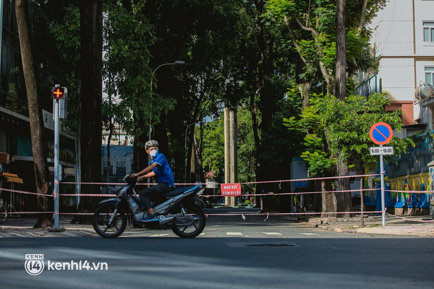 Đường phố Sài Gòn vắng lặng chưa từng thấy trong ngày đầu siết chặt giãn cách: Không còn bóng shipper, ai ở đâu ở yên đó - Ảnh 5.