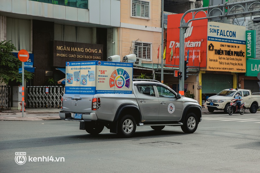 Đường phố Sài Gòn vắng lặng chưa từng thấy trong ngày đầu siết chặt giãn cách: Không còn bóng shipper, ai ở đâu ở yên đó - Ảnh 9.