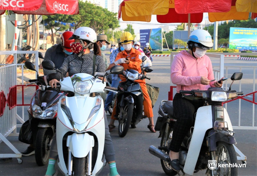 Ảnh: Công nhân Đà Nẵng tay xách, nách mang đổi ca làm việc 3 tại chỗ trong ngày đầu gia hạn ai ở đâu ở yên đó - Ảnh 4.