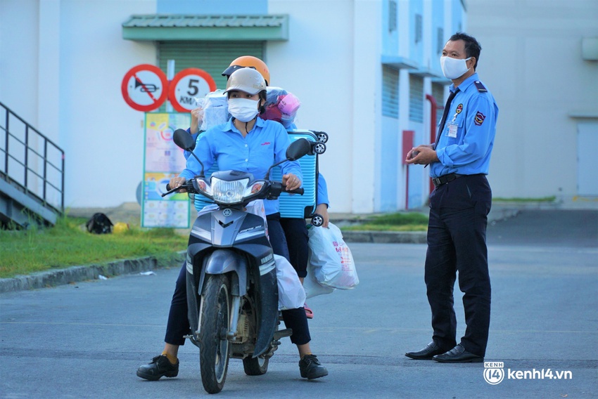 Ảnh: Công nhân Đà Nẵng tay xách, nách mang đổi ca làm việc 3 tại chỗ trong ngày đầu gia hạn ai ở đâu ở yên đó - Ảnh 12.