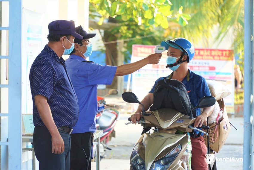 Ảnh: Công nhân Đà Nẵng tay xách, nách mang đổi ca làm việc 3 tại chỗ trong ngày đầu gia hạn ai ở đâu ở yên đó - Ảnh 10.