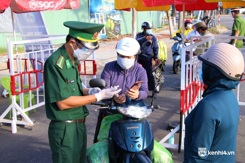 Ảnh: Công nhân Đà Nẵng tay xách, nách mang đổi ca làm việc 3 tại chỗ trong ngày đầu gia hạn ai ở đâu ở yên đó - Ảnh 5.