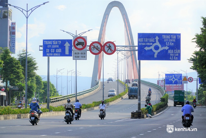 Ảnh: C&ocirc;ng nh&acirc;n Đ&agrave; Nẵng tay x&aacute;ch, n&aacute;ch mang đổi ca l&agrave;m việc 3 tại chỗ trong ng&agrave;y đầu gia hạn ai ở đ&acirc;u ở y&ecirc;n đ&oacute; - Ảnh 3.