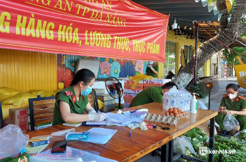 Ảnh: Công an mướt mồ hôi chốt đơn tại 30 điểm bán hàng phi lợi nhuận cho người dân Đà Nẵng - Ảnh 13.