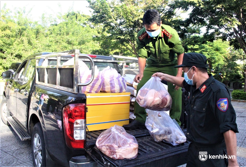 Ảnh: Công an mướt mồ hôi chốt đơn tại 30 điểm bán hàng phi lợi nhuận cho người dân Đà Nẵng - Ảnh 12.