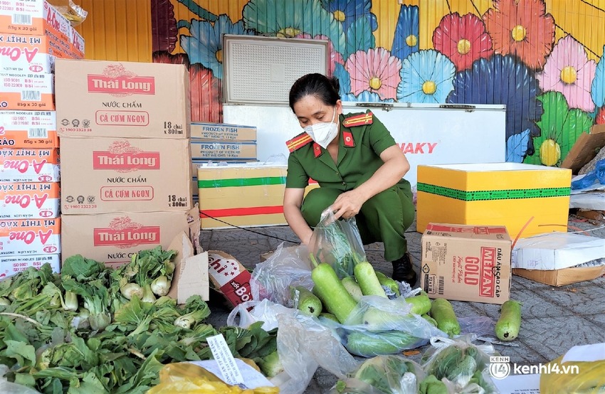 Ảnh: Công an mướt mồ hôi chốt đơn tại 30 điểm bán hàng phi lợi nhuận cho người dân Đà Nẵng - Ảnh 3.