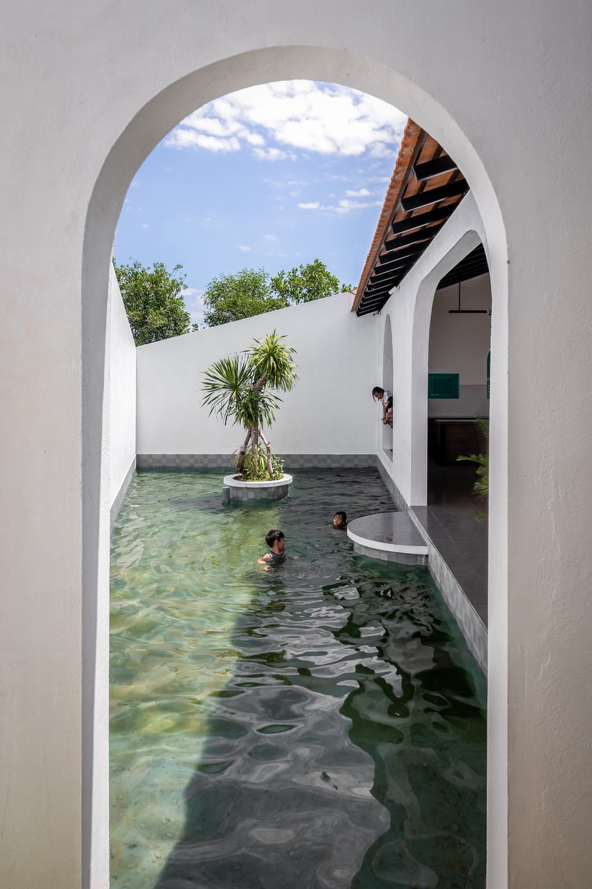 Trốn Sài Gòn, vợ chồng về quê Phú Yên xây nhà style Địa Trung Hải, dành hẳn 40m2 làm hồ bơi cho con - Ảnh 9.