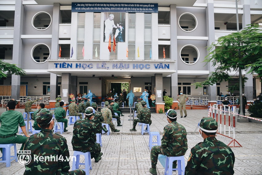 Hàng trăm bộ đội tham gia chống dịch COVID-19 ở TP.HCM được tiêm vaccine mũi 2 - Ảnh 1.