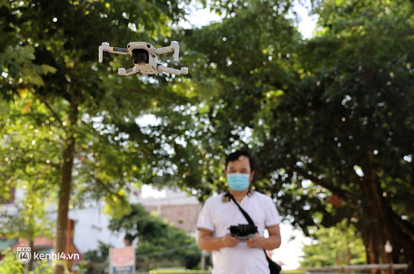 Ảnh: Cận cảnh địa phương đầu tiên tại Hà Nội sử dụng flycam giám sát người dân tại khu vực phong toả - Ảnh 6.