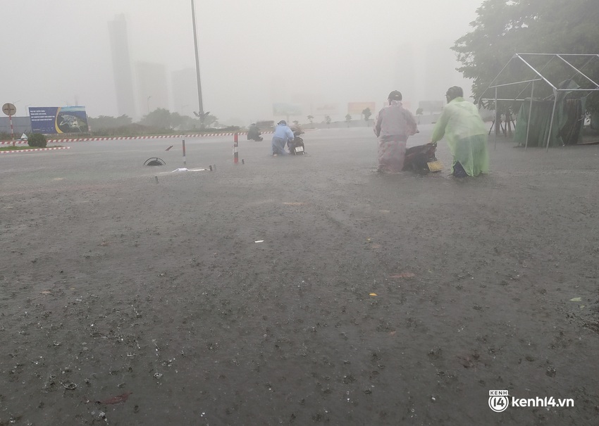 Clip, ảnh: Mưa trắng trời trước bão, đường phố Đà Nẵng ngập thành sông, xe cứu thương và nhiều phương tiện chết máy - Ảnh 3.