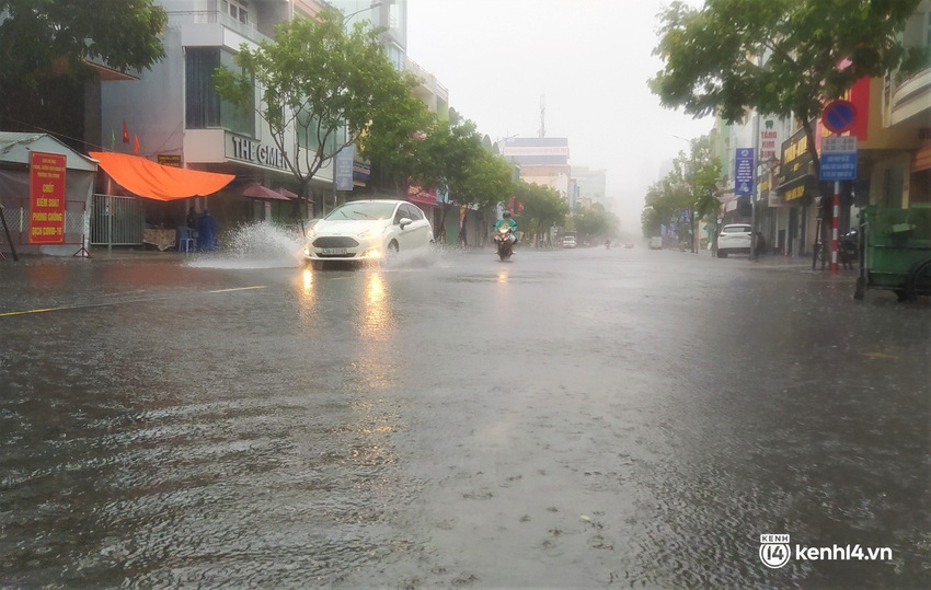 Clip, ảnh: Mưa trắng trời trước bão, đường phố Đà Nẵng ngập thành sông, xe cứu thương và nhiều phương tiện chết máy - Ảnh 15.
