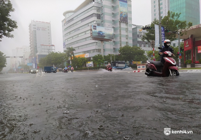 Clip, ảnh: Mưa trắng trời trước bão, đường phố Đà Nẵng ngập thành sông, xe cứu thương và nhiều phương tiện chết máy - Ảnh 14.