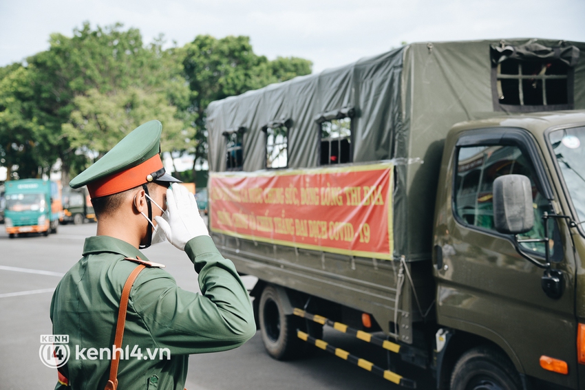 Quân đội tiếp tục tặng 100.000 phần quà và hàng nghìn tấn gạo cho người dân ở TP.HCM  - Ảnh 9.