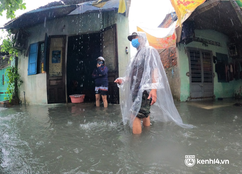 Ảnh: Khu dân cư giữa trung tâm Đà Nẵng bị ngập sâu sau mưa lớn, nhiều gia đình bồng con đi gửi nơi khác - Ảnh 1.