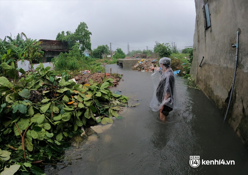 Ảnh: Khu dân cư giữa trung tâm Đà Nẵng bị ngập sâu sau mưa lớn, nhiều gia đình bồng con đi gửi nơi khác - Ảnh 16.