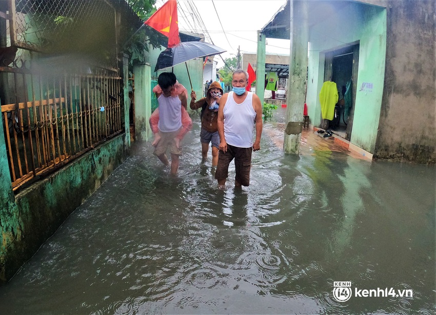 Ảnh: Khu dân cư giữa trung tâm Đà Nẵng bị ngập sâu sau mưa lớn, nhiều gia đình bồng con đi gửi nơi khác - Ảnh 8.